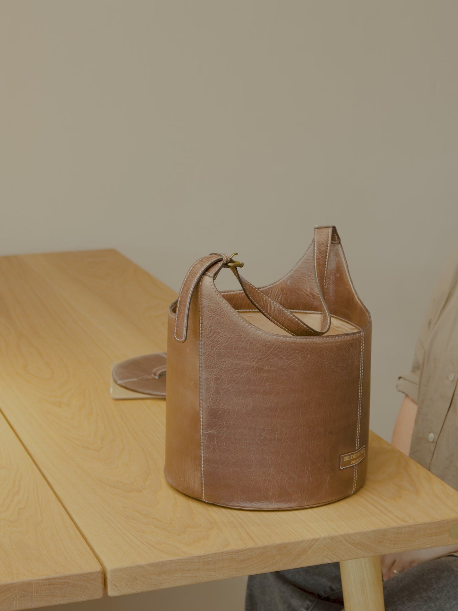 Load video: PROJECT Lid for P026 Bucket Walnut